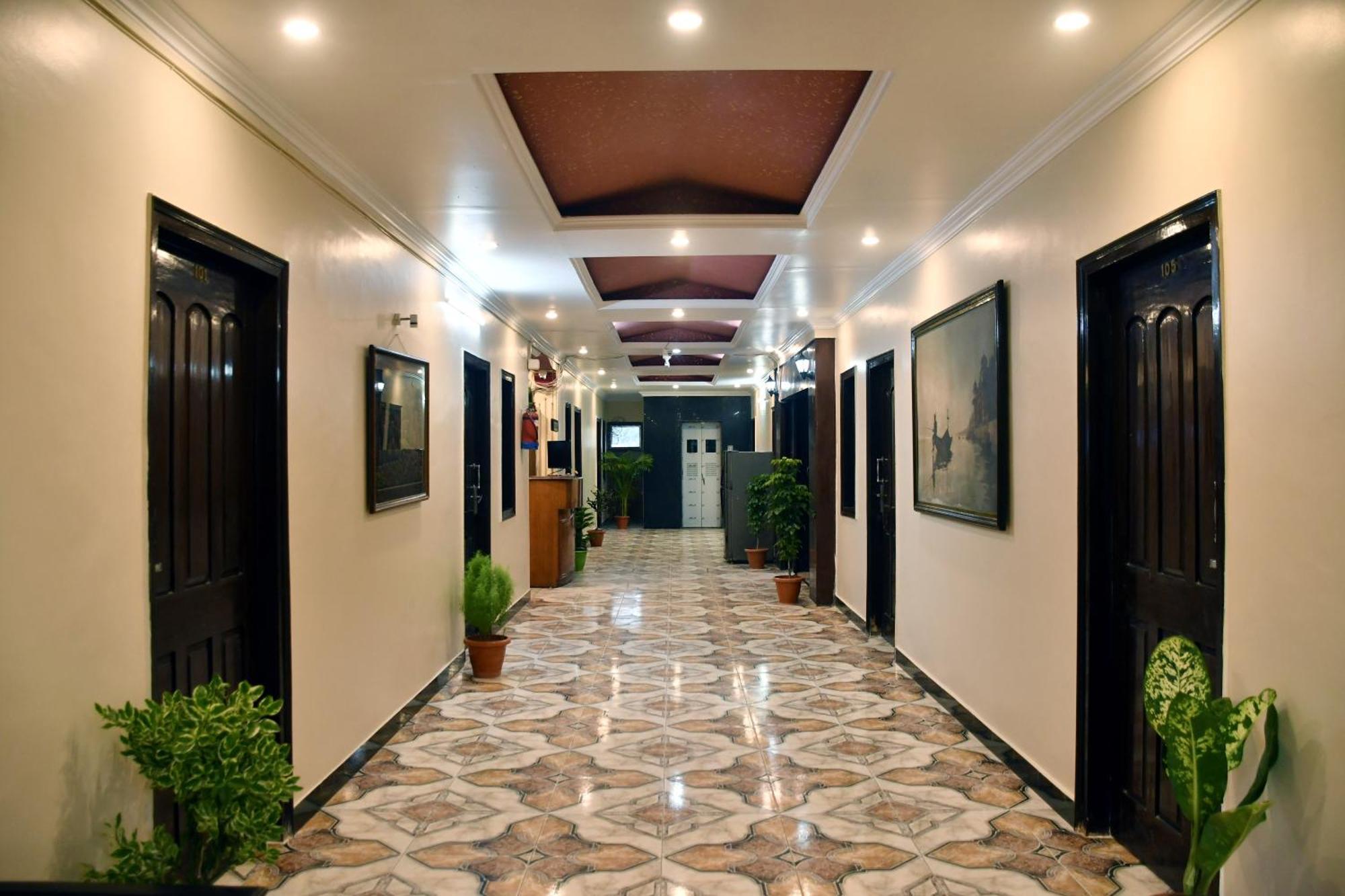 Hotel Riz Варанаси Екстериор снимка