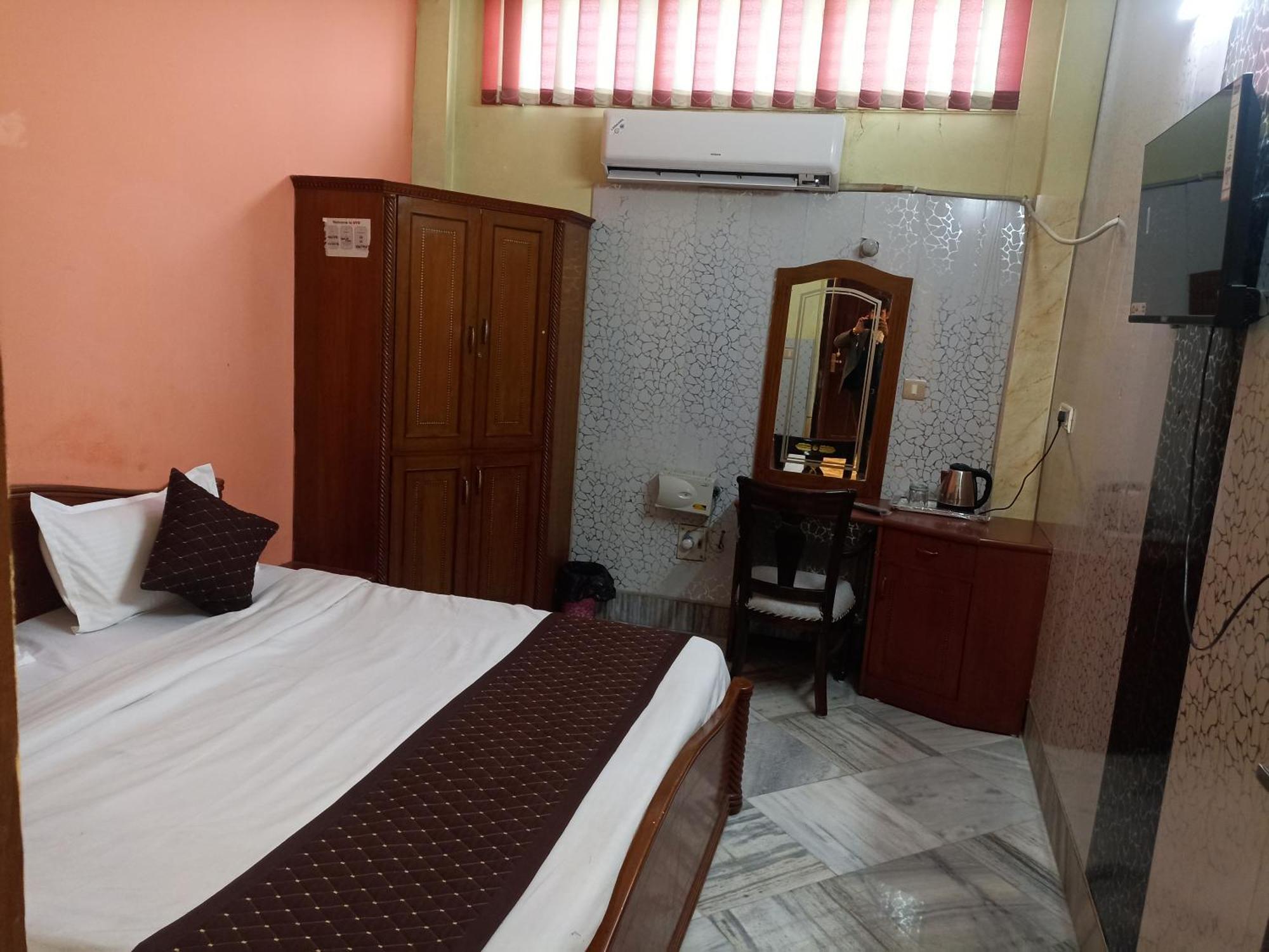 Hotel Riz Варанаси Екстериор снимка