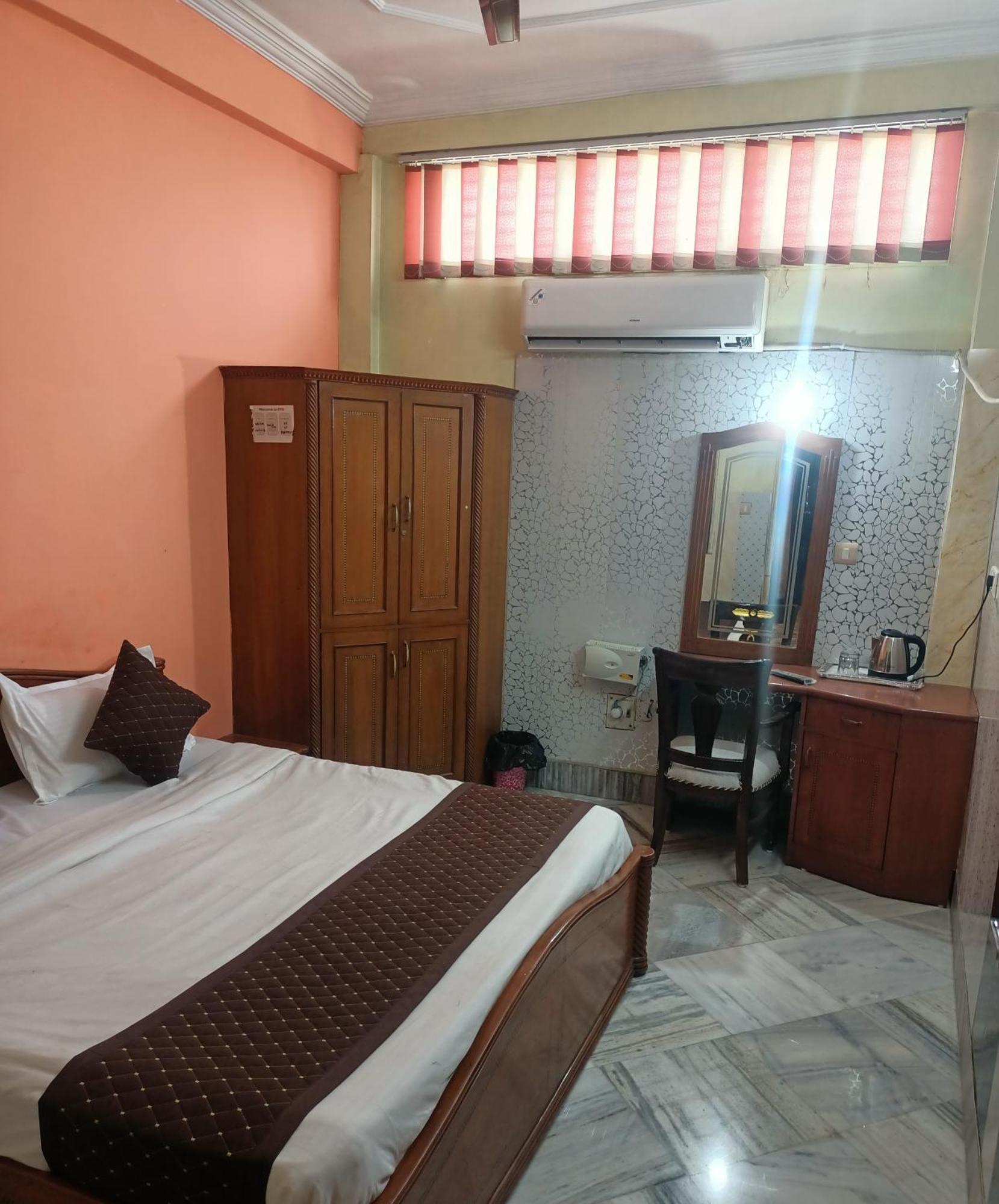 Hotel Riz Варанаси Екстериор снимка