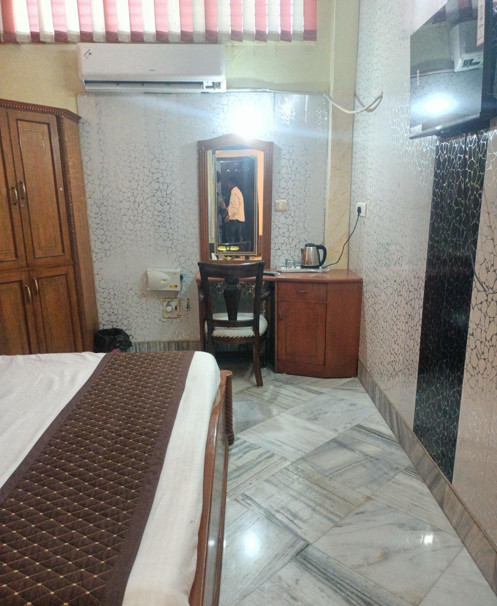Hotel Riz Варанаси Екстериор снимка