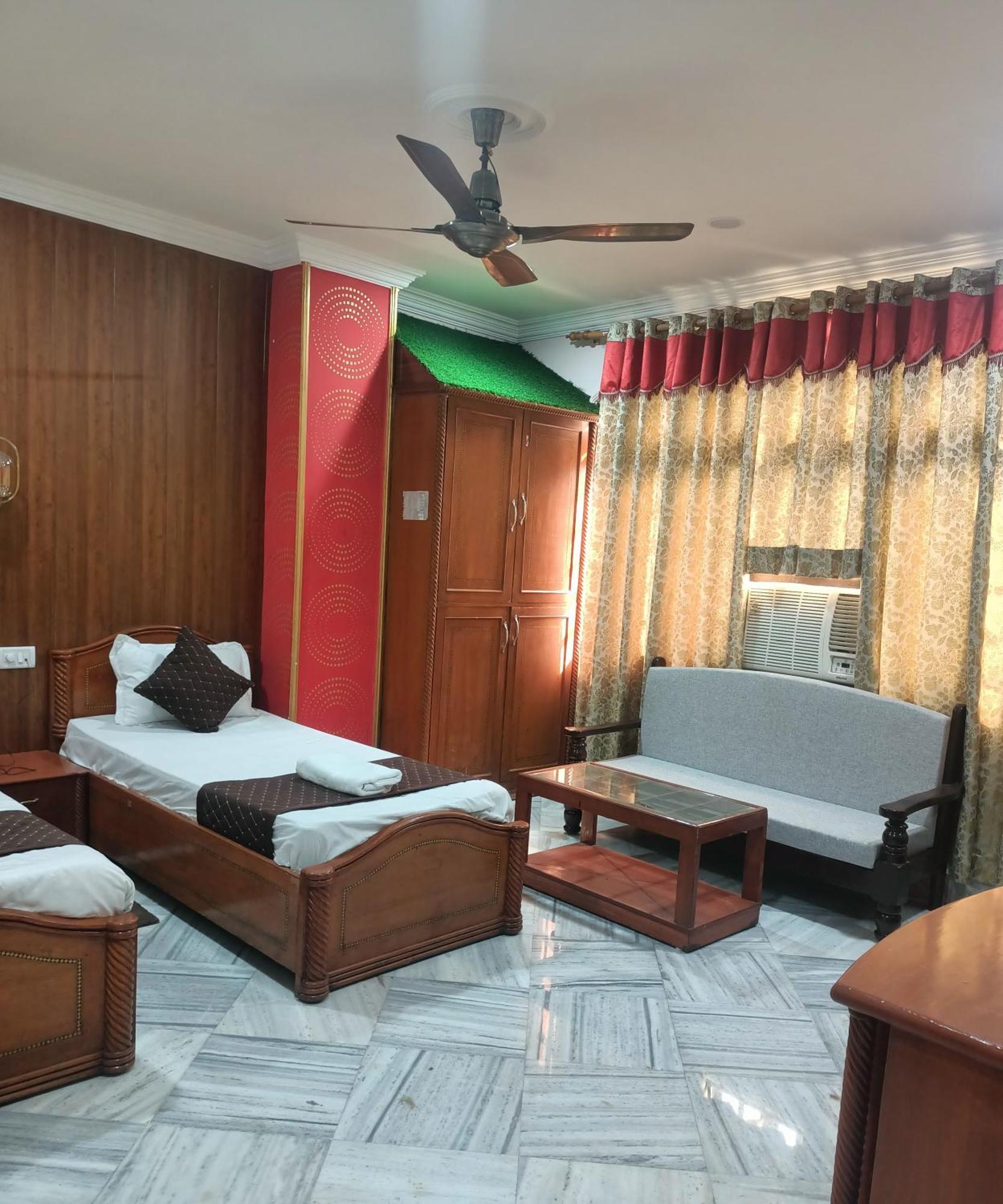 Hotel Riz Варанаси Екстериор снимка