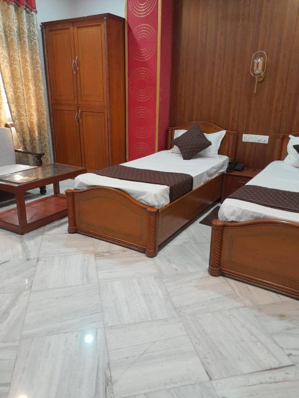 Hotel Riz Варанаси Екстериор снимка