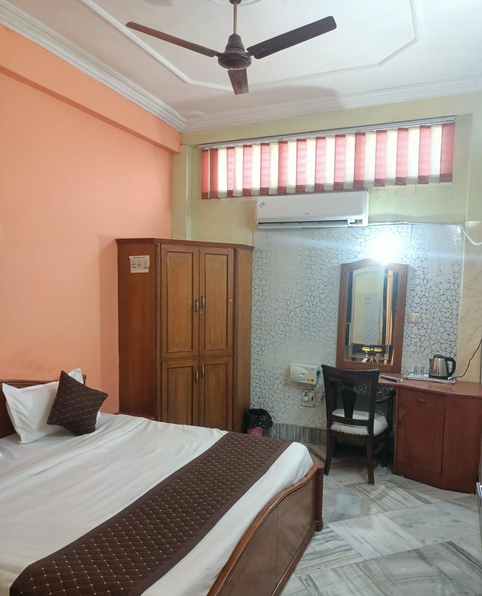 Hotel Riz Варанаси Екстериор снимка