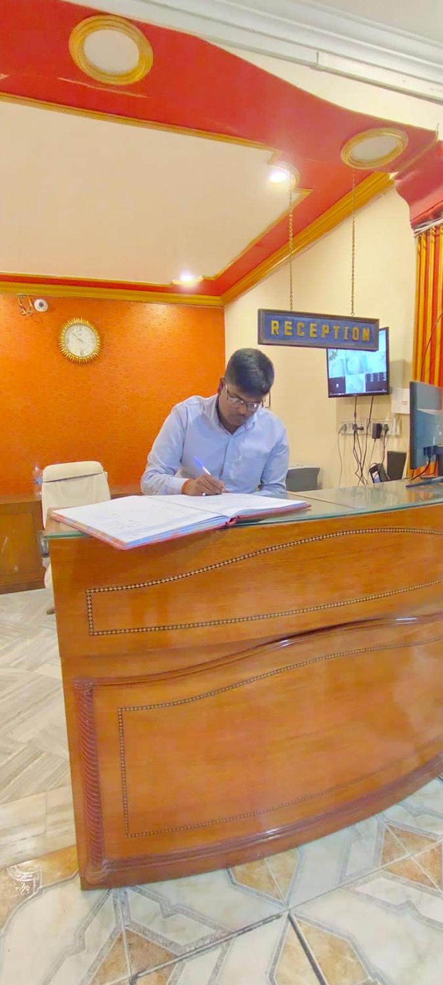 Hotel Riz Варанаси Екстериор снимка